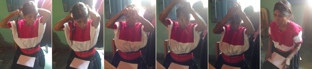 Doña Pascuala acomoda su cabello varias veces al día con ágiles y precisos movimientos.