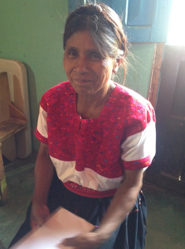 Hermosa Doña Pascuala con su peinado atado encima de su rostro, señal de un cargo religioso en su pasado.