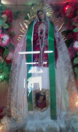 La inspiración de Doña Pascuala es el atavío de una Virgen en la iglesia de San Andrés. La foto fue tomada a escondidas de las autoridades pues por lo general son muy celosos de sus iconos.